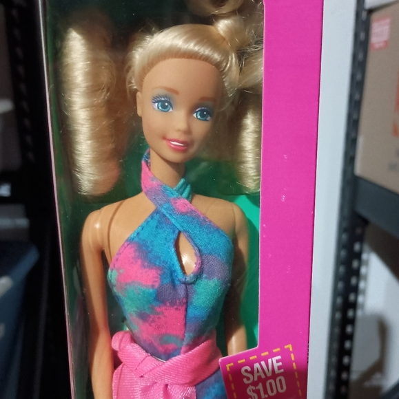 Fun to Dress & Fashion Play 3 Barbie Bundle - Picture 5 of 11